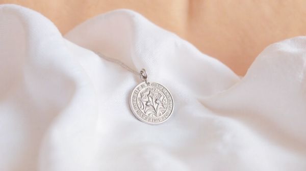 10 raisons d'offrir une médaille de baptême unique